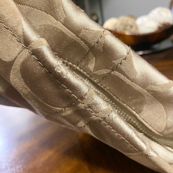 Coach Signature Chain Duffle Handbag
Crossbody Shoulder Bag *Rare* PreLoved - Picture 6 of 9